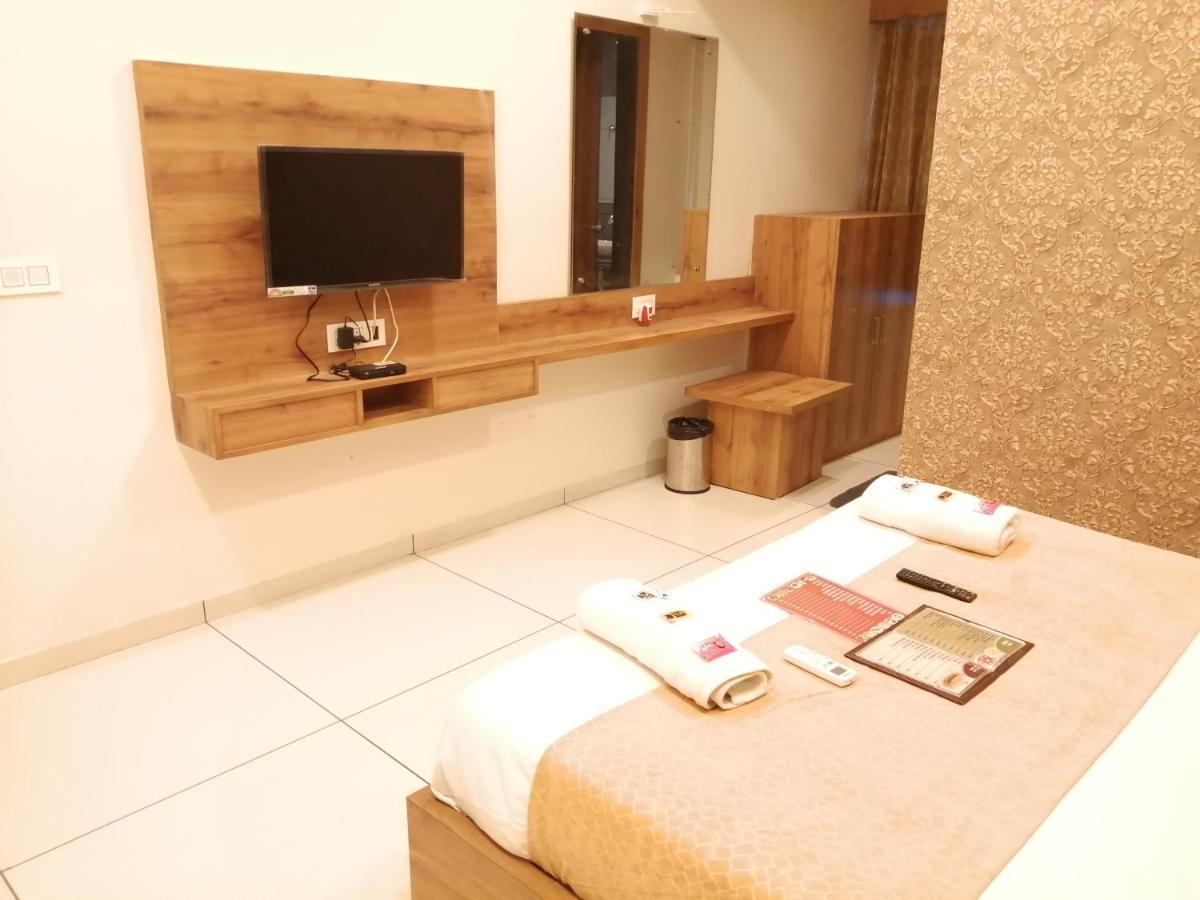 Hotel Golden City 바도다라 외부 사진